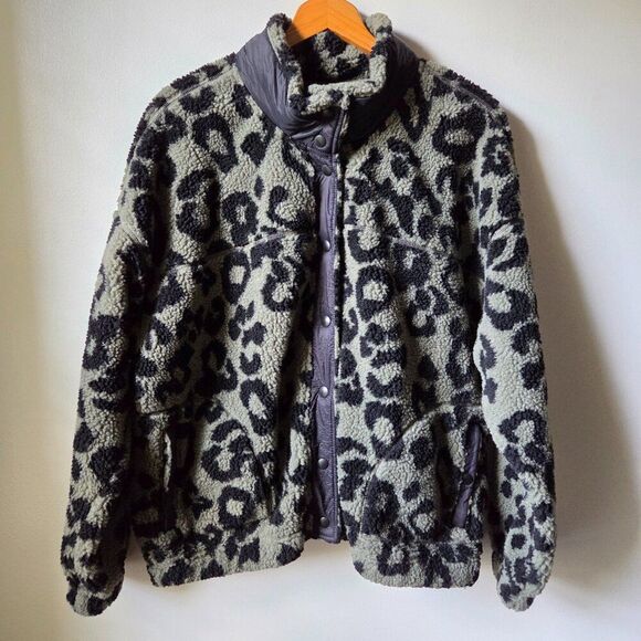 EUC OLD NAVY SHERPA ANIMAL PRINT MOCK NECK BUTTONED SWEATER SIZE XL - Picture 2 of 13